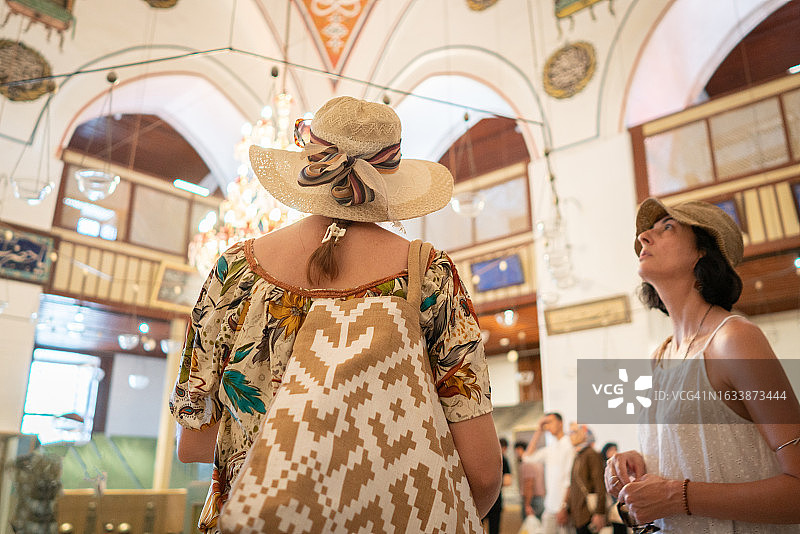 鲁米清真寺旁边的两名女游客图片素材