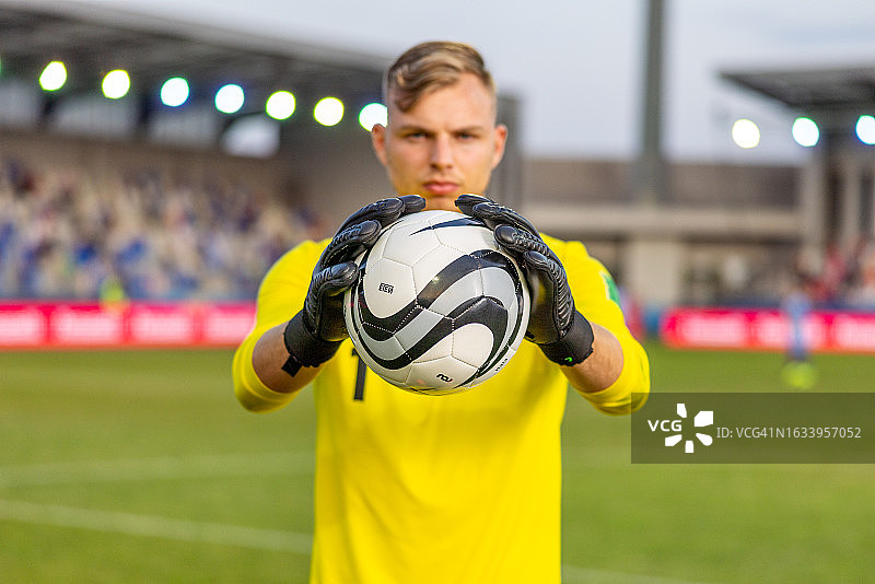 守门员抱着足球图片素材