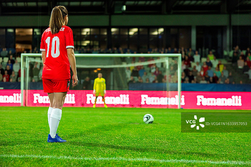 足球运动员站在足球场上图片素材