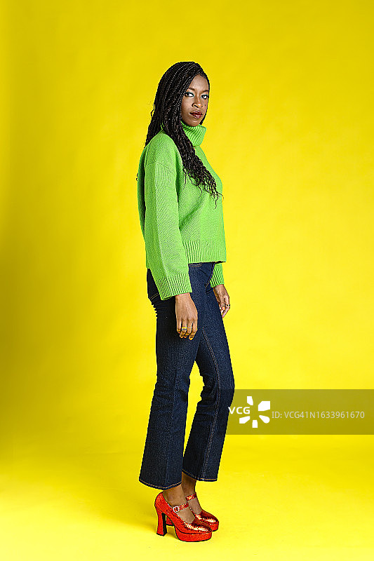 穿着毛衣和牛仔裤的漂亮女人图片素材