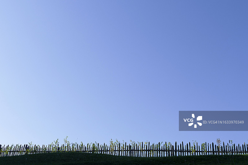 晴空下木栅栏的简约景观图片素材