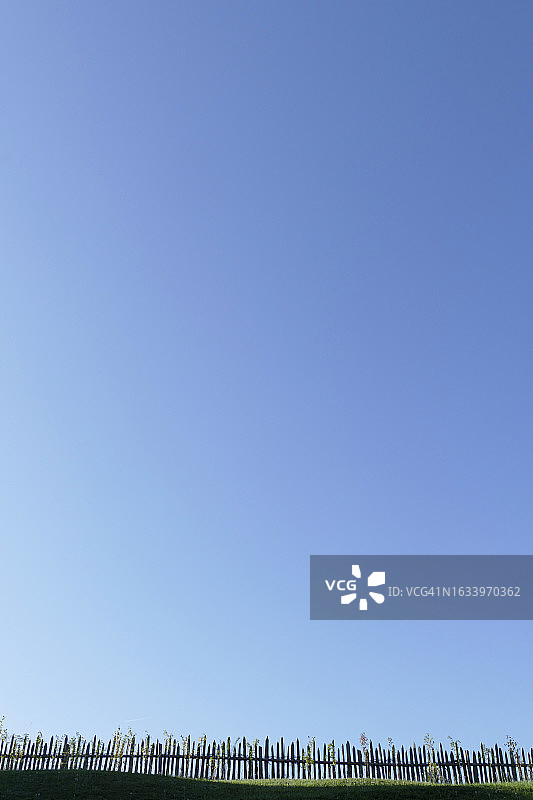 山顶木栅栏的简约视角图片素材