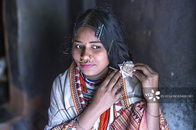 印度东格里亚部落女孩佩戴鲜花肖像特写图片素材