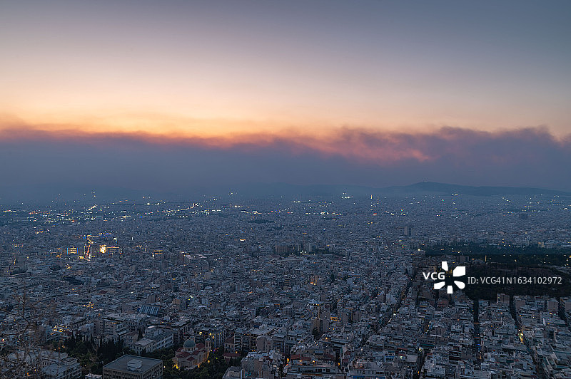 黄昏时城市上空的烟雾图片素材