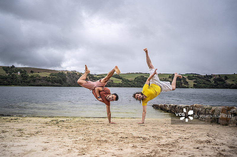 在沙滩上倒立的朋友们的肖像图片素材