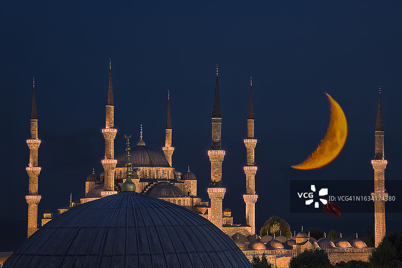 蓝色清真寺、苏丹艾哈迈德清真寺、伊斯坦布尔的月亮图片素材