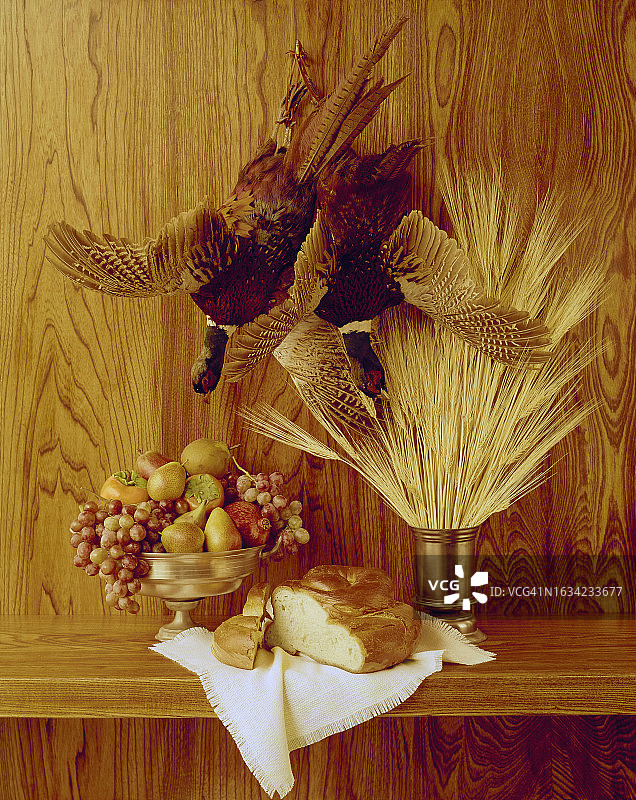 悬挂的野鸡与小麦图片素材