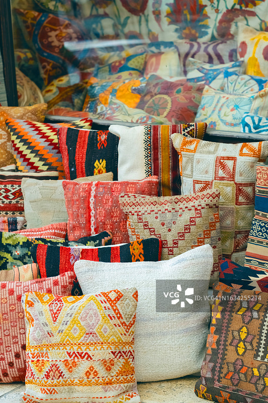 土耳其市集上的传统装饰枕图片素材