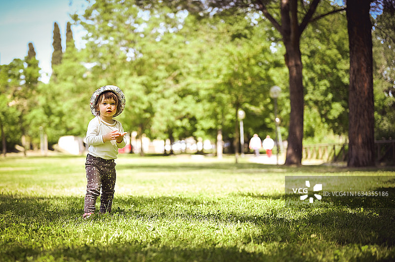 草坪上的幼儿女孩图片素材