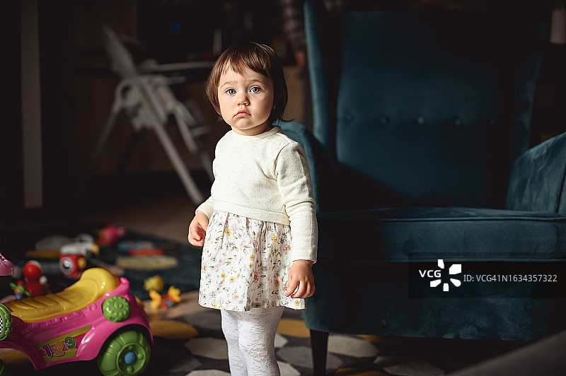 1岁女孩的居家肖像图片素材