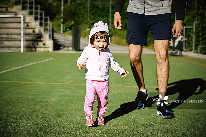 父女在训练场上跑步图片素材