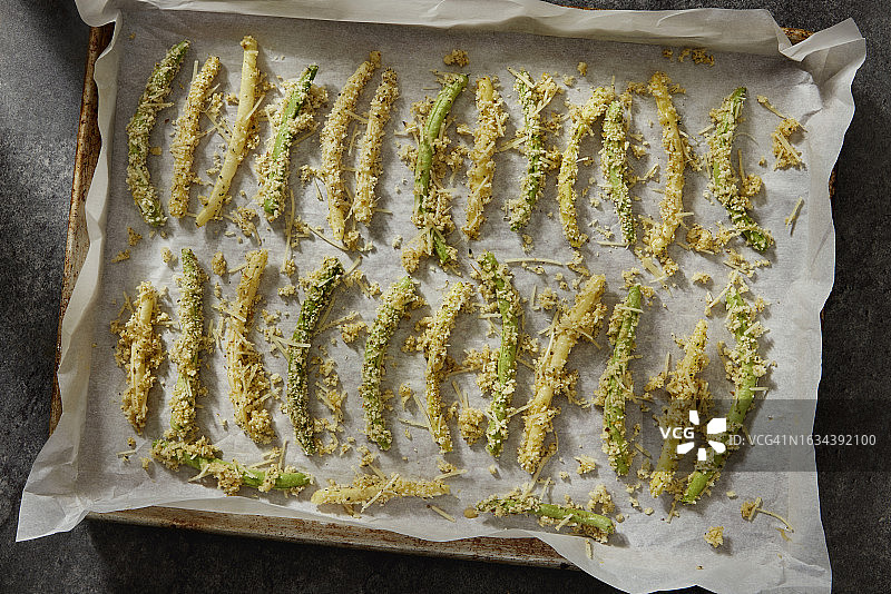 准备炸脆皮帕尔马干酪四季豆图片素材