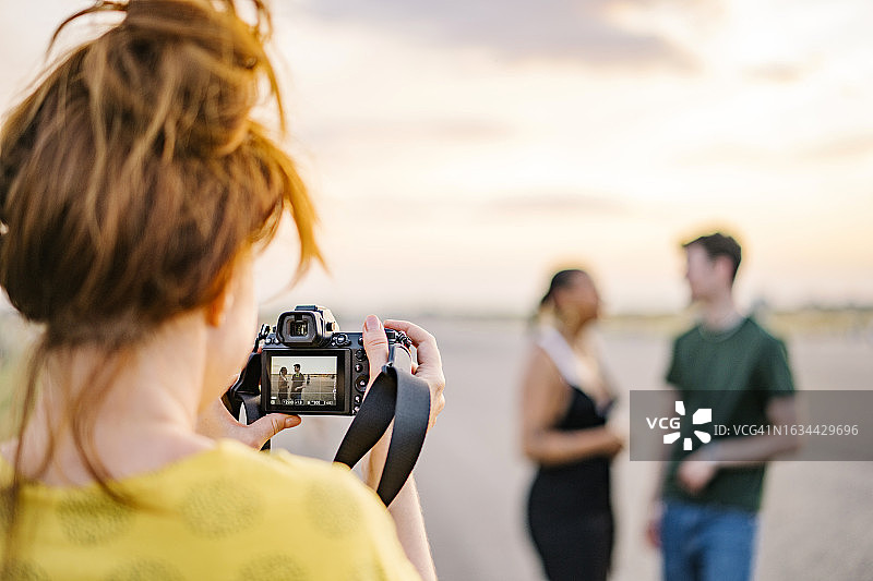 为一对年轻夫妇拍照的女人图片素材