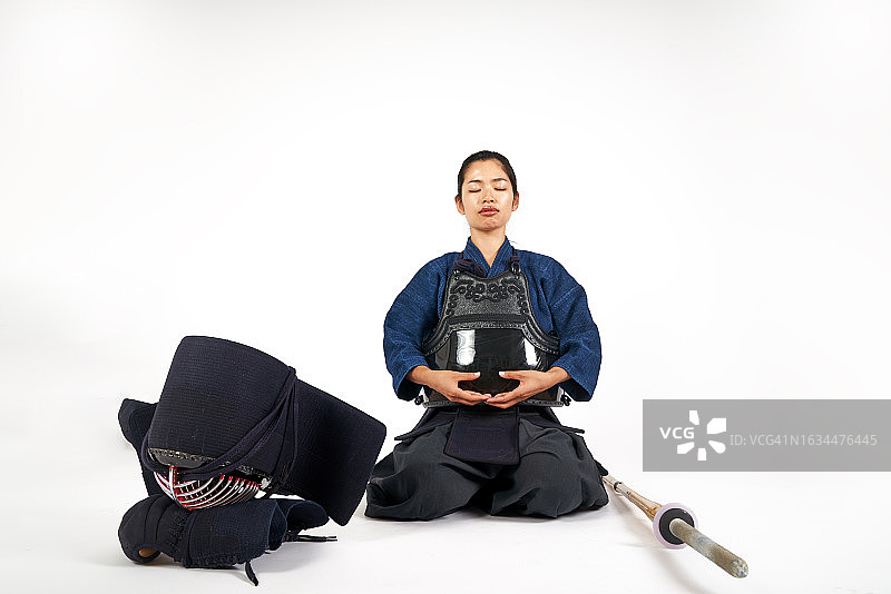 白色背景上的日本年轻女子剑道战士图片素材
