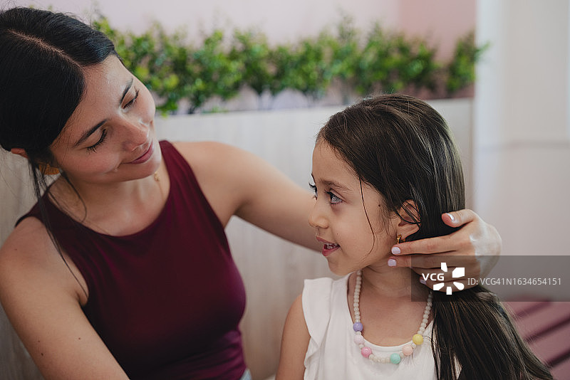 姐姐爱抚妹妹并梳头发图片素材