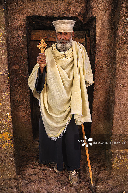 埃塞俄比亚拉利贝拉岩石教堂的天主教神父图片素材