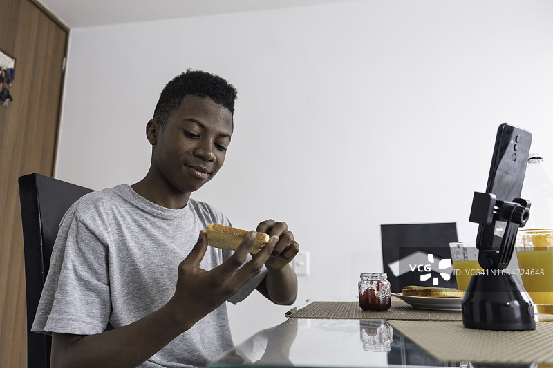 年轻少女在家用手机观看视频图片素材