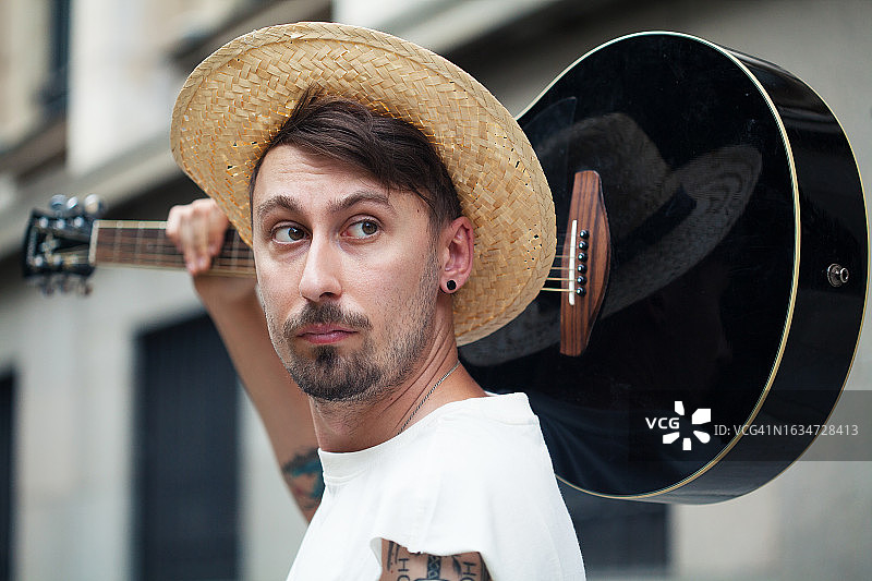 肩扛吉他的音乐家图片素材