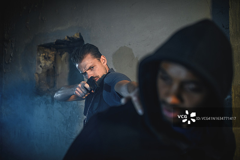 白人男警察瞄准混血男子图片素材