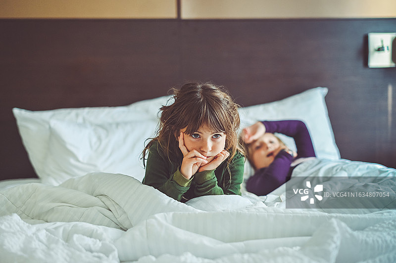 躺在床上的两个孩子图片素材
