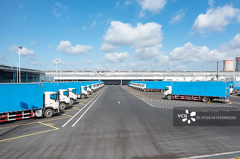 停在物流园区的卡车图片素材