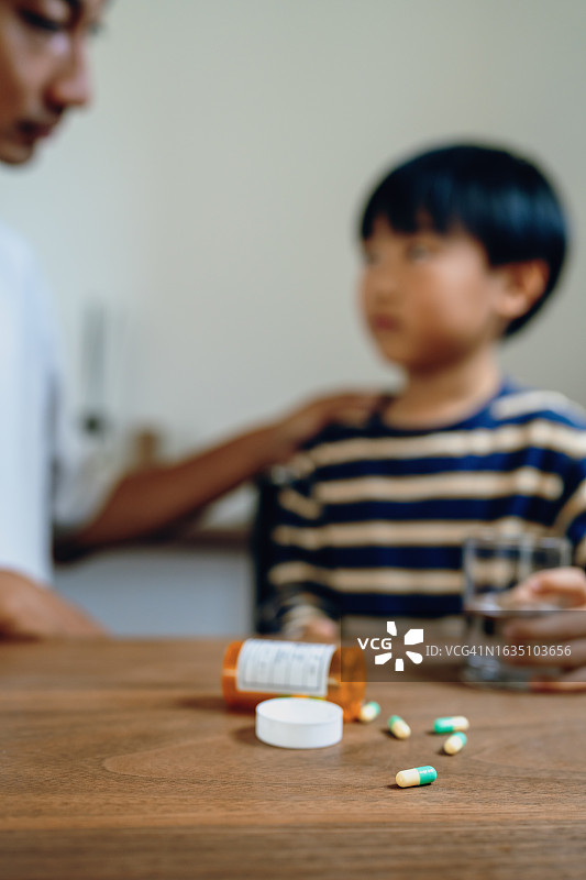 不愿服药的男孩图片素材