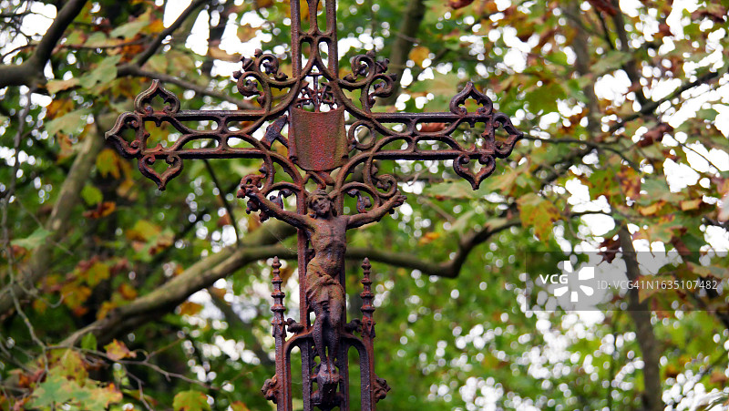 法国巴黎拉雪兹神父公墓的生锈金属十字架特写图片素材