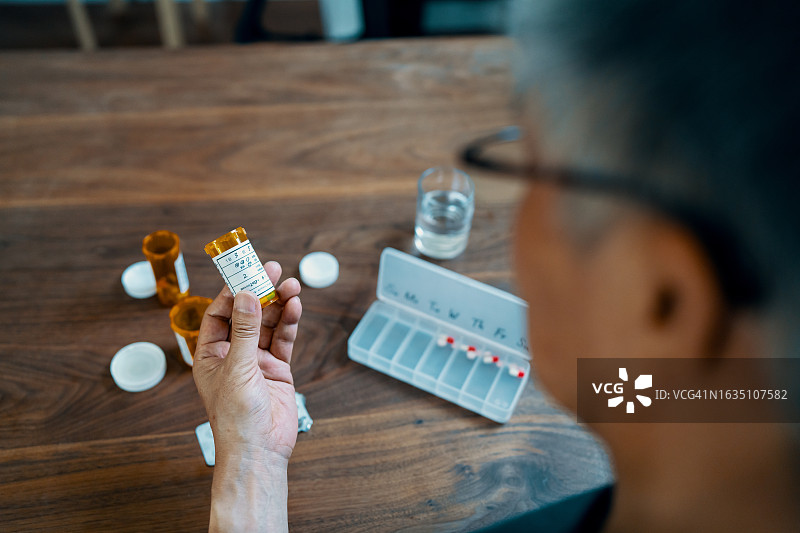 年长的男人服用各种药物图片素材