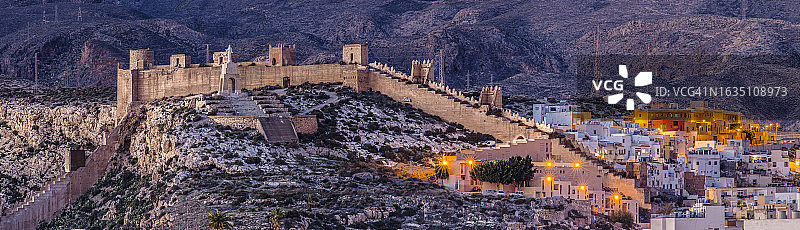 西班牙安达卢西亚阿尔梅里亚圣克里斯托瓦尔山上的杰伊兰墙图片素材