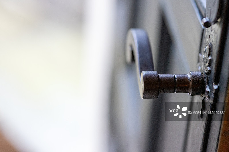 住宅前门上的铁把手图片素材