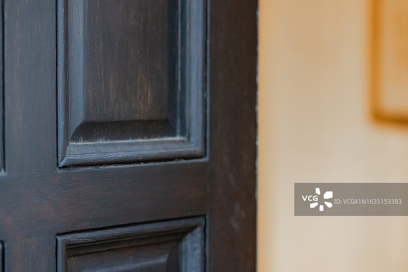 打开的住宅前门图片素材