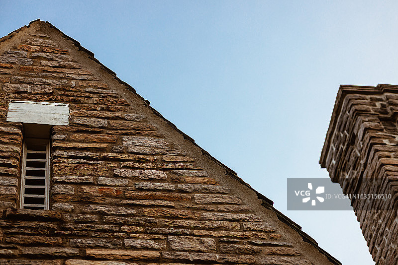 带烟囱的都铎式住宅石材外墙图片素材