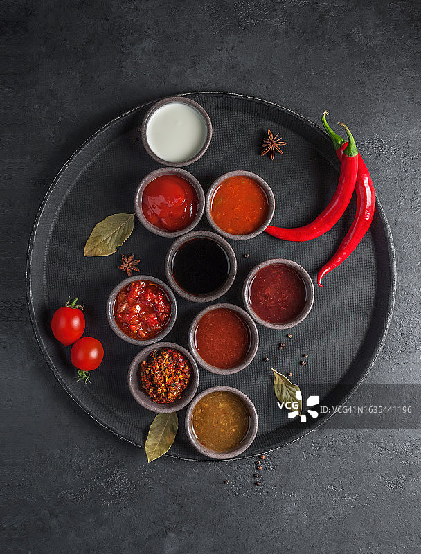 黑色背景上的不同酱料俯视图图片素材