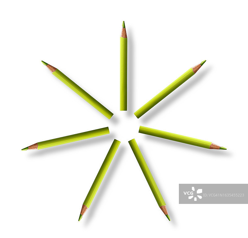 白色背景上围成圆圈的绿色木铅笔图片素材