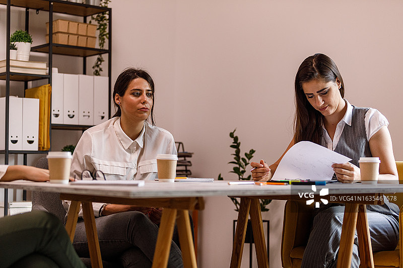 同事们应对项目挑战图片素材