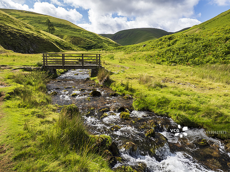 英国湖区考尔德贝克山脉的劳顿吉尔图片素材