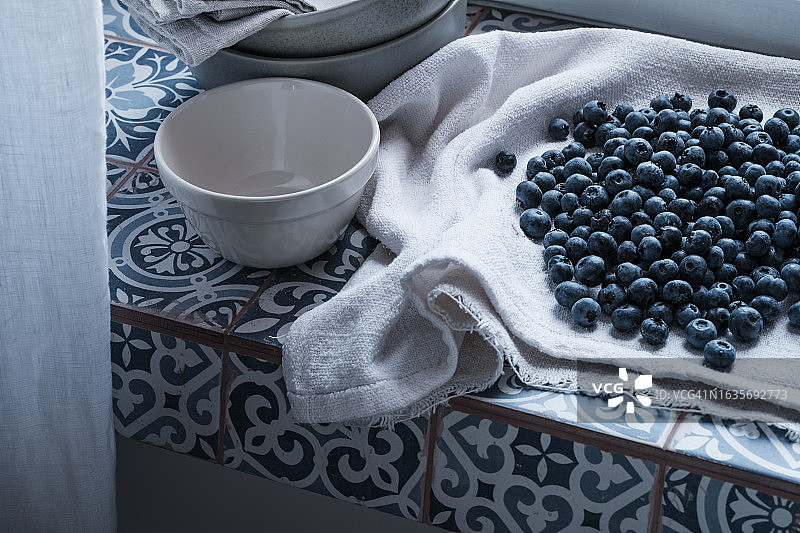 厨房窗台上的新鲜蓝莓图片素材