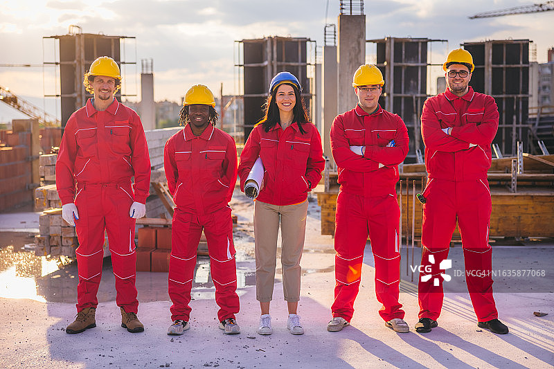 建筑工人与女性工程师在建筑工地图片素材