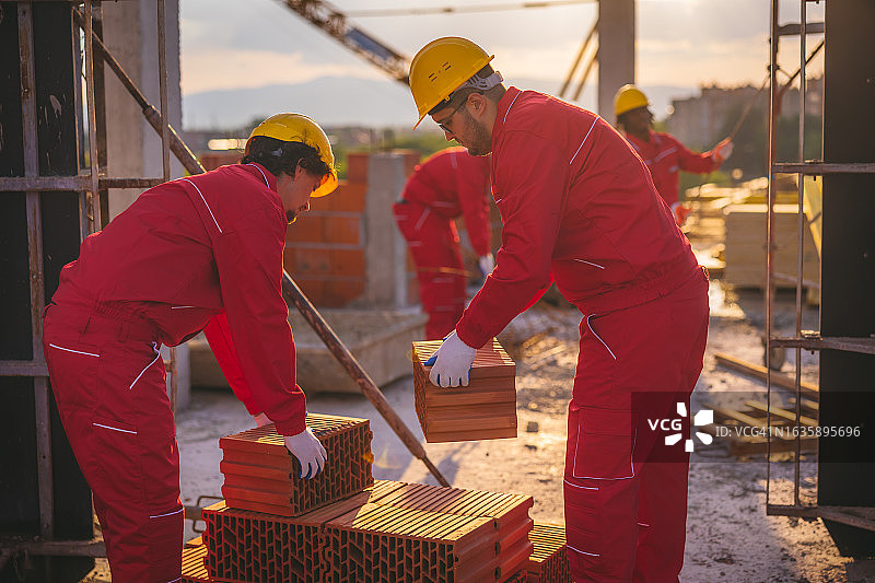 在建筑工地上辛勤工作的建筑工人图片素材