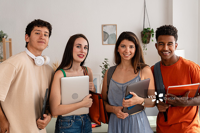 一群朋友在客厅里用笔记本电脑一起学习图片素材