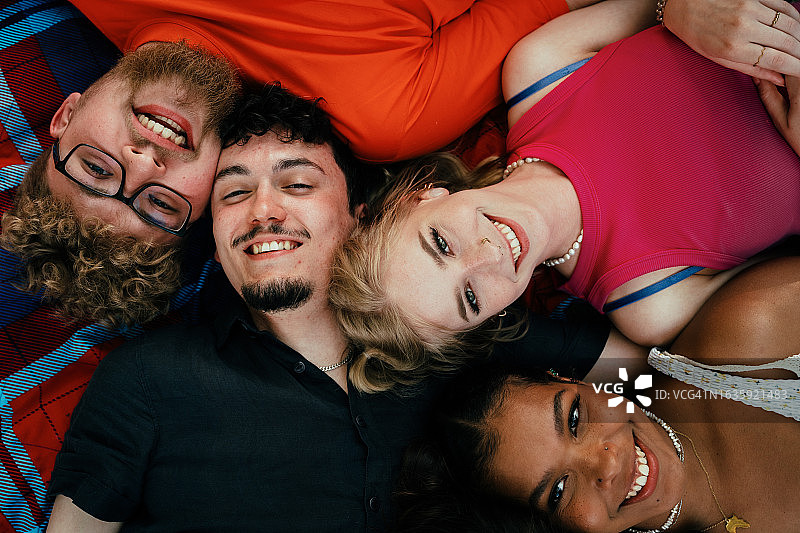 放松的年轻人合影图片素材