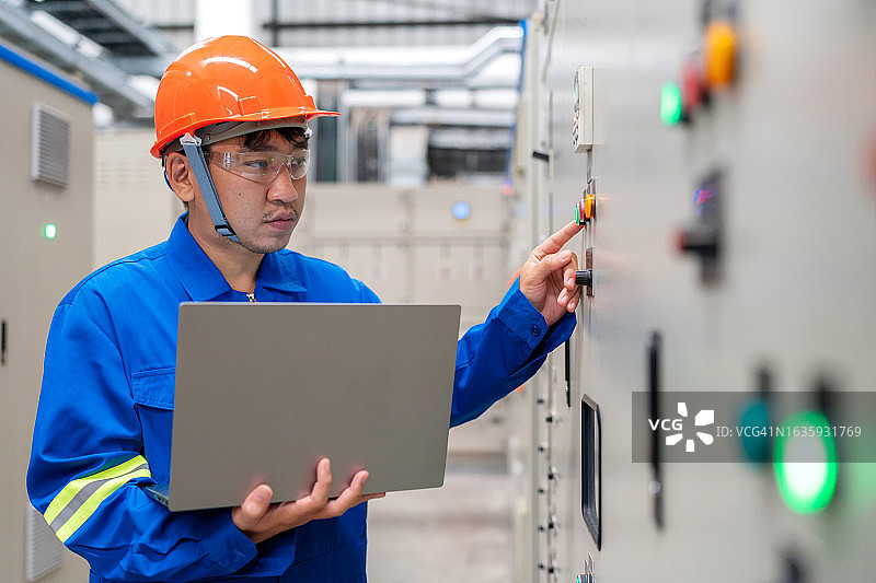 电气工程师在润滑油工厂的开关室工作图片素材
