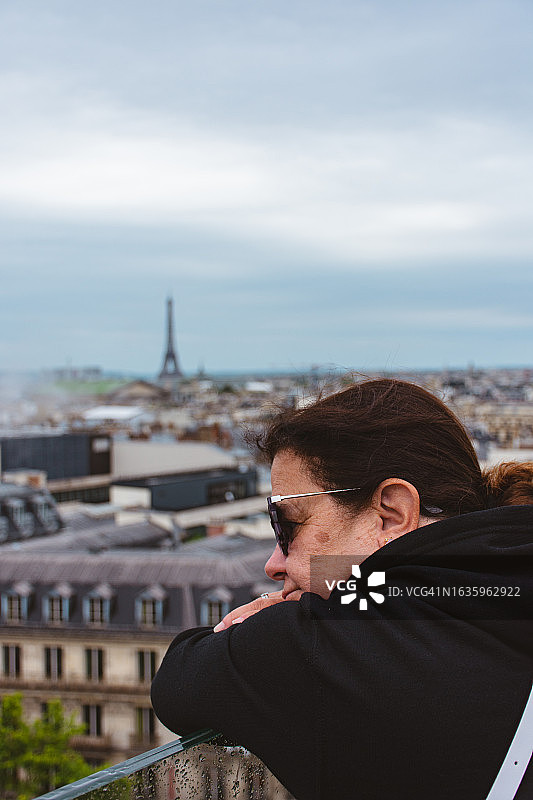 在屋顶眺望巴黎景色的女人图片素材