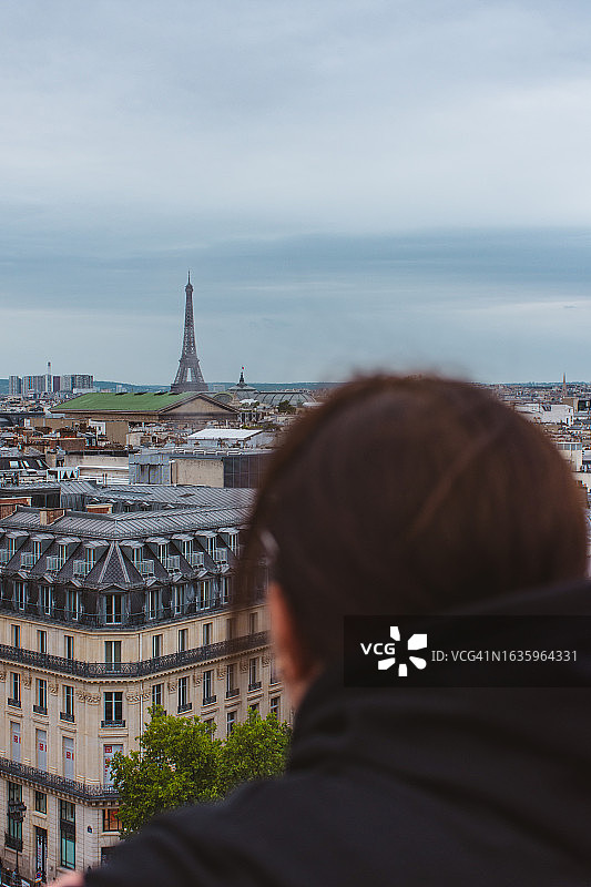 在屋顶眺望巴黎景色的女人图片素材