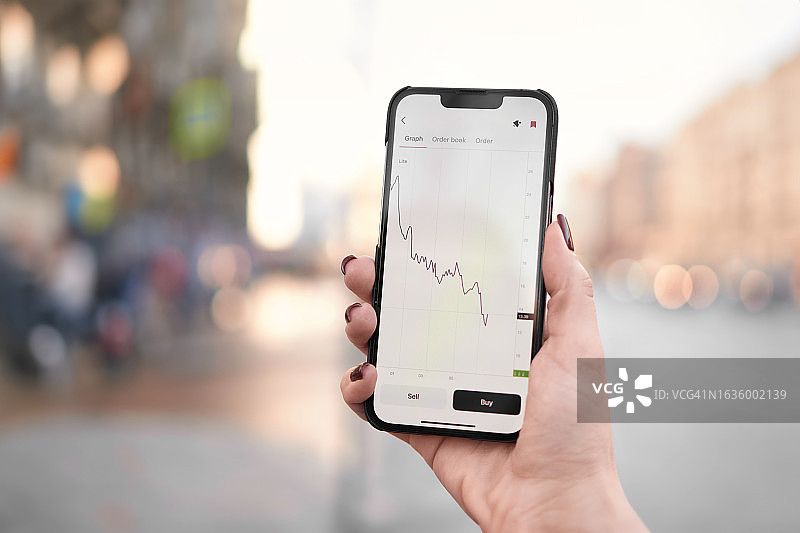 女人手持智能手机设备屏幕样机，城市街道背景抽象生活方式，留有文案空间图片素材