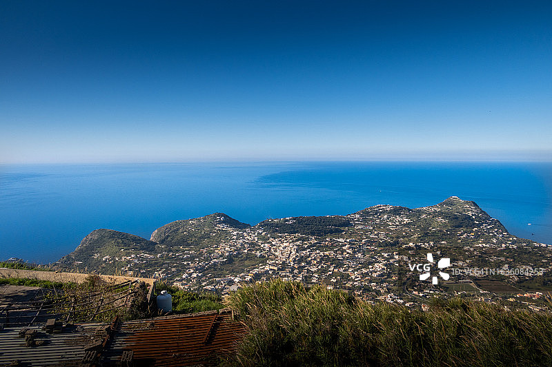 那不勒斯的伊斯基亚岛和普罗奇达岛徒步旅行。坎帕尼亚地区，意大利图片素材