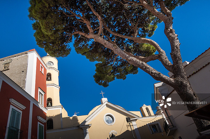 那不勒斯的伊斯基亚岛和普罗奇达岛徒步旅行。坎帕尼亚地区,意大利图片素材
