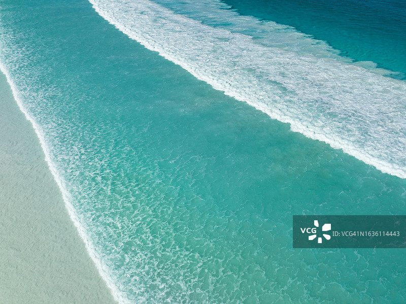 澳大利亚西澳大利亚州埃斯佩兰斯幸运湾海滩上的海浪航拍图片素材