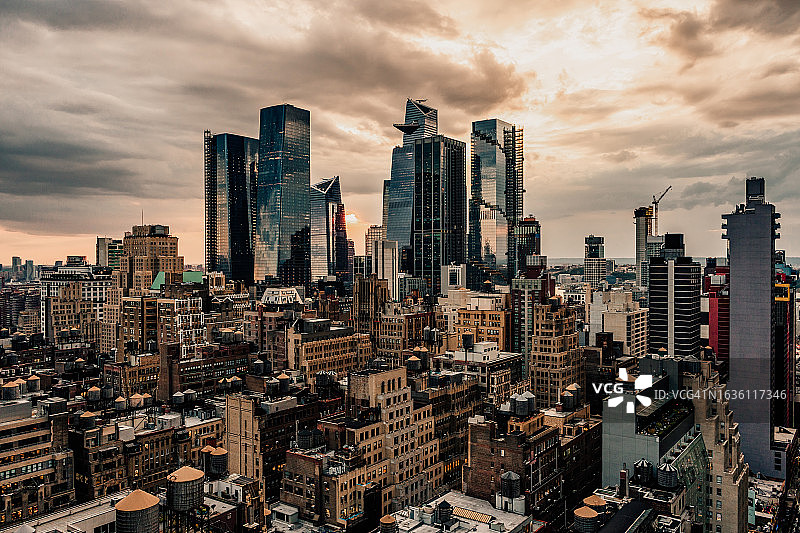 纽约城市天际线：市中心日落航拍景观图片素材