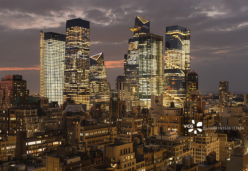 纽约市夜间金融区天际线图片素材